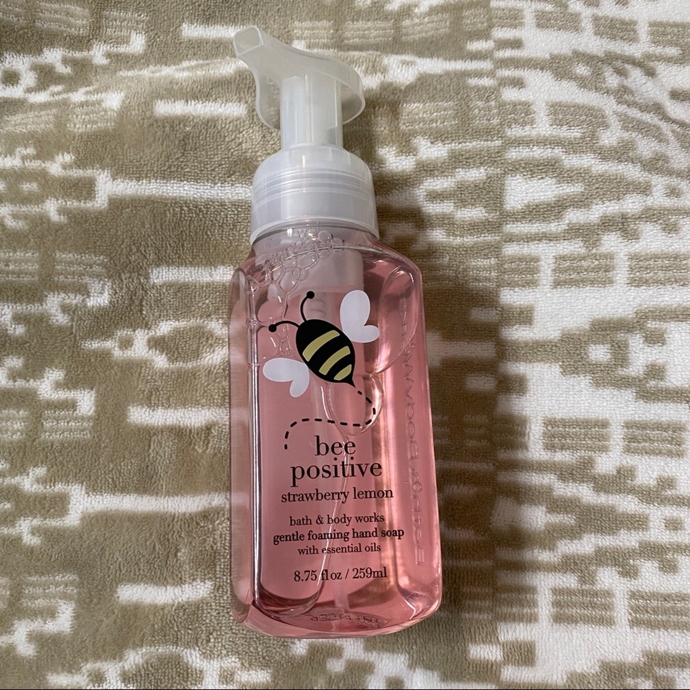 Bath & Body Works Bee Positive Strawberry Lemon Foaming Hand Soap